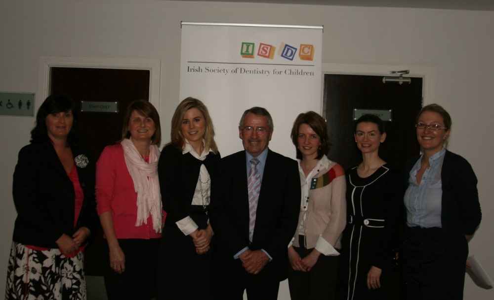 Entrants in 2010 O'Mullane prize with ISDC President Dr Evelyn Connolly & Professor O'Mullane